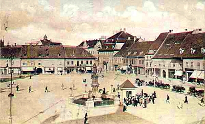 36a.Hermannstadt.Großer Ring 1915.mit Nepomuk-Statue und Wehrmann-im-Eisen(Häuschen daneben).jpg