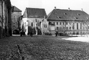hermannstadt.huetplatz_mit_st.ladislaus-kapelle_und_priester-turm.1898.jpg