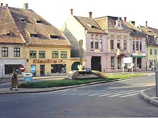 1651_3.Dragoner-Wache.Rieger-Gebäude rosa links..jpg
