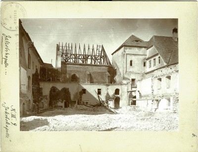 St. Ladislaus-Kapelle.Der Priesterhof. Der Priester-Thurn .Abriss Julius-August.1898..jpg