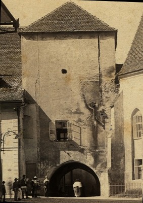Hermannstadt. Der Priester-Thurn neben der St. Ladislaus-Kapelle. abgetragen 1898.2.jpg