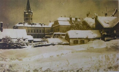 Pempflingergasse mit Häuserzeile in einem schneereichen Winter der 1920er Jahre.jpg