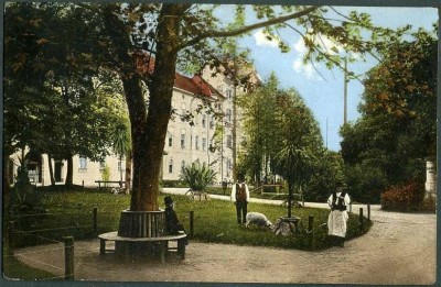 Hermannstadt. Stadtpark mit dem Sanatorium und Schillerbueste.jpg