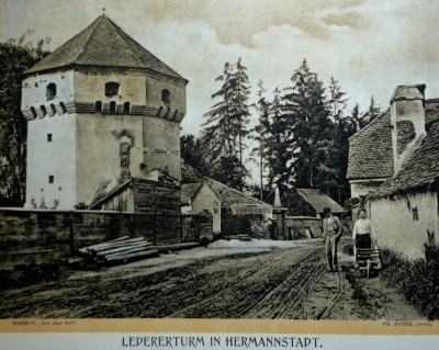 Hermannstadt Marienturm und Schülergarten.jpg