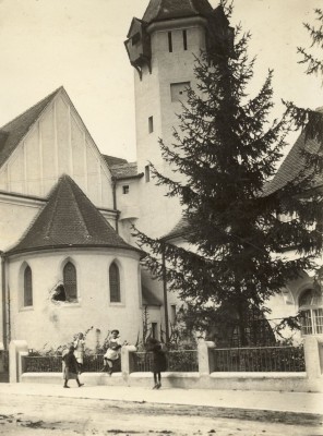 5671.Hermannstadt.I.Weltkrieg.Johannis-Kirche mit Waisenhaus daneben. Rum.Granatenschlag.Kieselbach.hu.jpg