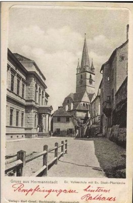 Hermannstadt. Aussicht von der Hundsrueckenseite zum Turm mit de Evangelischen Knaben-Volksschule und Evangelischen Stadt-Pfarrkirche.jpg