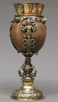 Kokosnuss-Pokal Hermannstadt cca 1650-überall cca 18 cm-Silber und Kokosnuss-Metropolitan Museum of Modern Art New York.jpg